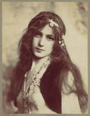 Башмаки у двери спальни